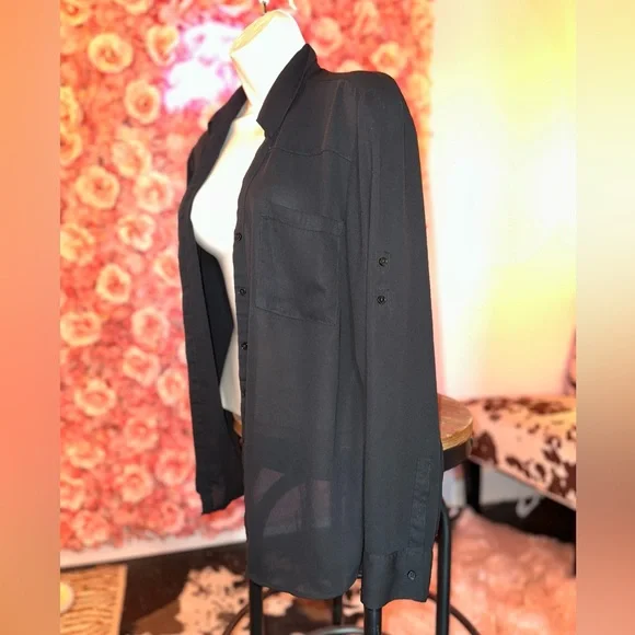 Express (Large) 🥳 2/$15 OR 3/$20 🥳 The Portofino Short Style Black Button Up - Picture 3 of 4